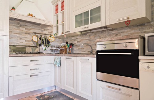 Arolo Apartment | Holiday Apartment Tina’s Yellow Home with Mountain View, Wi-Fi, Terrace & Garden