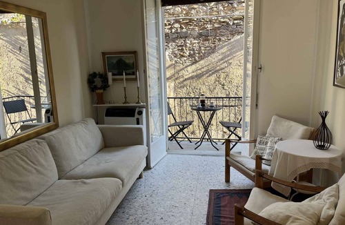 Lesa Apartment | Holiday apartment with balcony and internet