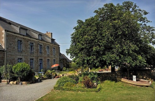 Prat House | Holiday farm; 3 gites & 8 fixed tents, spacious, comfortable, personal