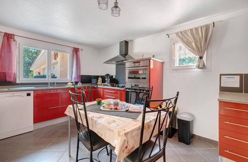 Maurens House | Holiday Home 'Appartement Type F4' with Shared Pool, Private Terrace and Wi-Fi