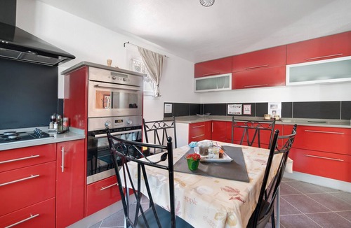 Maurens House | Holiday Home 'Appartement Type F4' with Shared Pool, Private Terrace and Wi-Fi