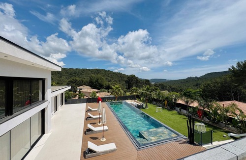 Bandol House | Holiday Home 'California Baïa Bandol' with Private Pool, Wi-Fi and Air Conditioning