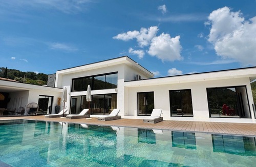 Bandol House | Holiday Home 'California Baïa Bandol' with Private Pool, Wi-Fi and Air Conditioning