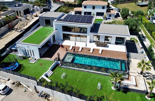 Bandol House | Holiday Home 'California Baïa Bandol' with Private Pool, Wi-Fi and Air Conditioning