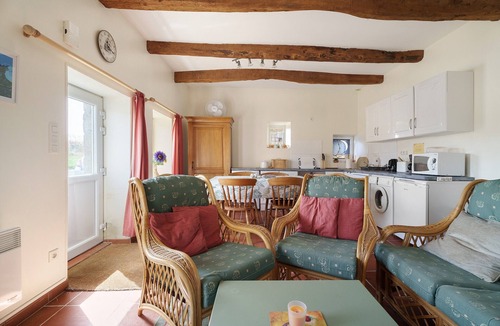 Pluduno House | Holiday Home 'Charmant Cottage 4 Personnes' with Private Terrace and Wi-Fi
