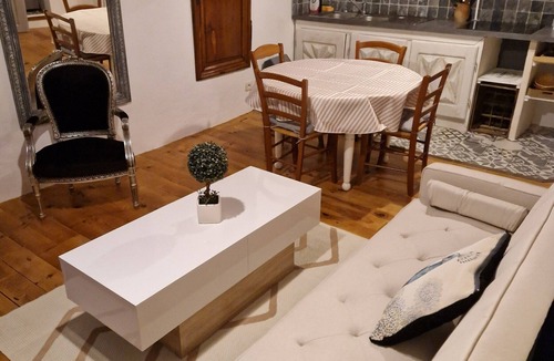 Freychenet House | Holiday Home 'Charmante Petite Grange' with Mountain View and Wi-Fi