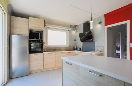 Plerin House | Holiday Home 'Charmante Maison' with Private Garden and Wi-Fi