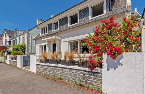 Plouezoch House | Holiday Home 'Évasion Marine Face À La Mer' with Sea View, Private Terrace and Wi-Fi