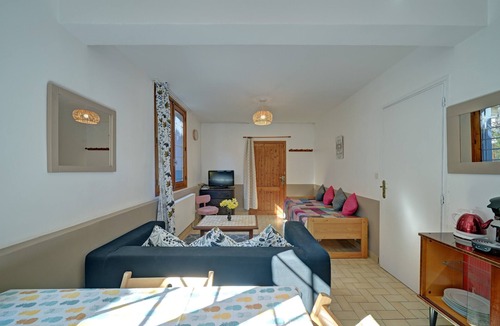 Bagneres-de-Luchon House | Holiday Home "Les Rosiers" with Shared Garden & Wi-Fi
