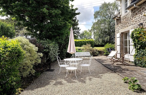 Ploubalay House | Holiday Home “La Ville Es Anougiers” with Private Terrace, Garden & Wi-Fi