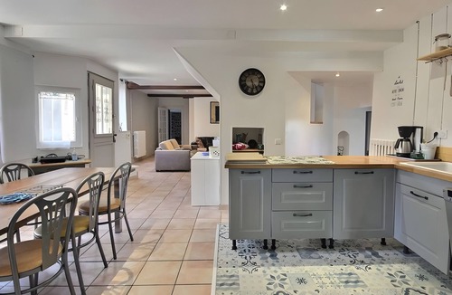Ponson-Debat-Pouts House | Holiday Home “Le Clos Fleuri” with Mountain View, Wi-Fi & Air Conditioning