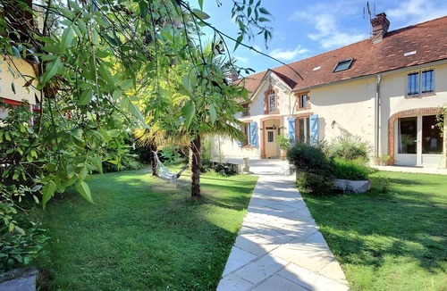 Ponson-Debat-Pouts House | Holiday Home “Le Clos Fleuri” with Mountain View, Wi-Fi & Air Conditioning