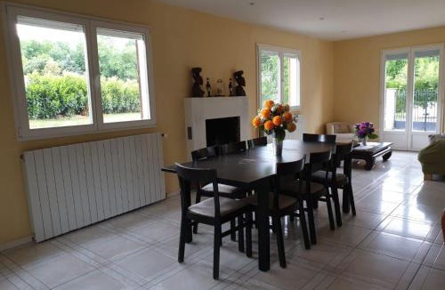 Saints House | Holiday Home Gesellige Momente in der Nähe von Disneyland Paris by Interhome