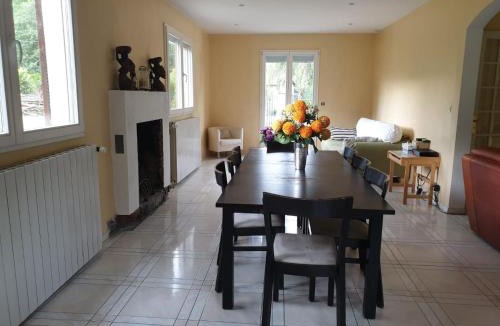 Saints House | Holiday Home Gesellige Momente in der Nähe von Disneyland Paris by Interhome
