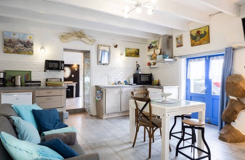 Kermaria-Sulard House | Holiday Home 'Gite Atelier La Croix Blanche' with Private Garden, Wi-Fi and Air Conditioning