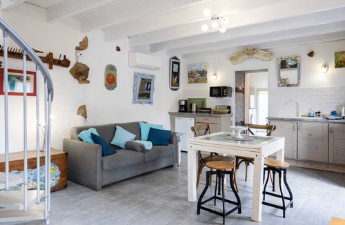 Kermaria-Sulard House | Holiday Home 'Gite Atelier La Croix Blanche' with Private Garden, Wi-Fi and Air Conditioning