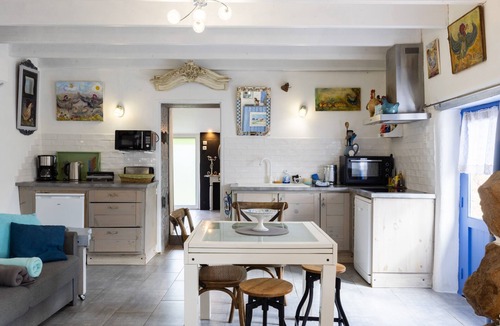Kermaria-Sulard House | Holiday Home 'Gite Atelier La Croix Blanche' with Private Garden, Wi-Fi and Air Conditioning