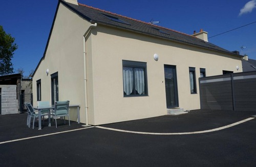 Morieux House | Holiday Home 'Gite 1 L Logis Des Grenouilles' with Private Terrace and Wi-Fi