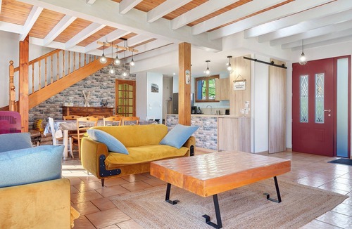 Bun House | Holiday Home 'Gite 8 Personnes, Val D'azun' with Mountain View, Private Terrace and Wi-Fi