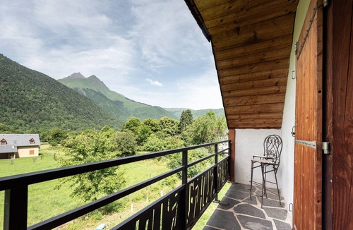 Bazus-Aure House | Holiday Home 'Gite Baupeillas' with Mountain Views, Private Terrace and Wi-Fi