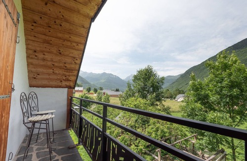 Bazus-Aure House | Holiday Home 'Gite Baupeillas' with Mountain Views, Private Terrace and Wi-Fi