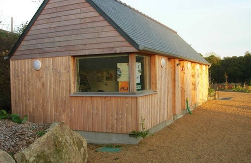 Prat House | Holiday Home 'Gite Du Moulin Du Poulloguer' with Private Terrace, Private Garden and Wi-Fi
