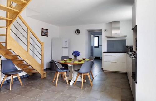 Plougrescant House | Holiday Home 'Gîte Ty Breizh' with Private Terrace and Wi-Fi