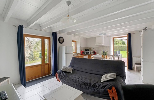 Lanvallay House | Holiday Home "Gîte Hirondelle" with Private Terrace, Garden, and Wi-Fi
