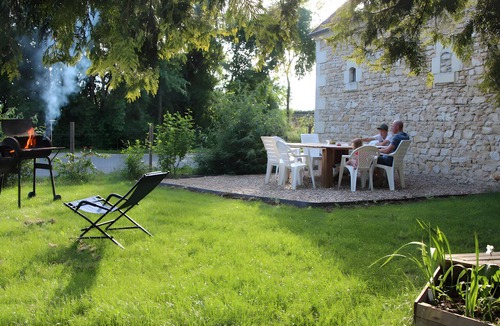 Couddes House | Holiday Home 'Gite Hirond'ailes D'ange' with Private Terrace and Shared Garden