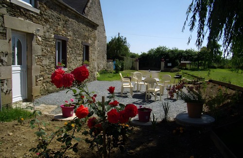 Corseul House | Holiday Home 'Gîte Joly' with Private Terrace, Private Garden and Wi-Fi
