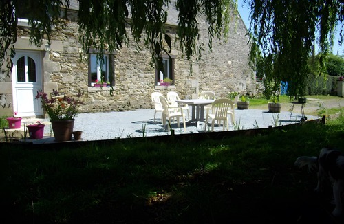 Corseul House | Holiday Home 'Gîte Joly' with Private Terrace, Private Garden and Wi-Fi