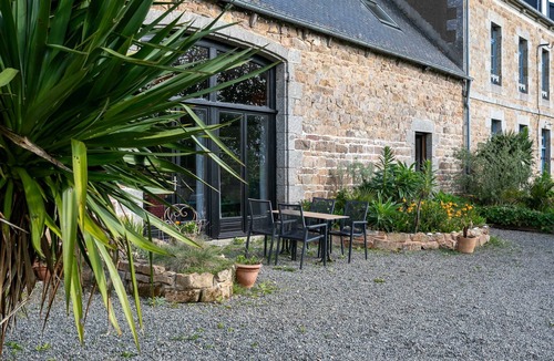 Prat House | Holiday Home 'Gite La Grange 6 Personnes' with Shared Pool, Private Terrace and Wi-Fi