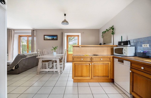 Lanvallay House | Holiday Home 'Gite Palombe' with Private Terrace, Private Garden and Wi-Fi