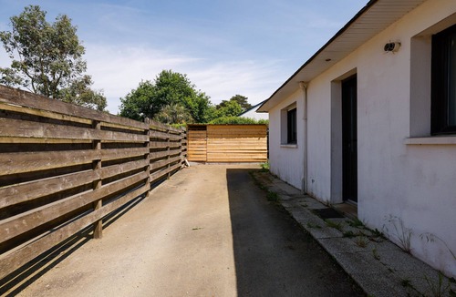 Garlan House | Holiday Home 'Grande Maison Familiale Proche Gr34' with Private Terrace and Private Garden