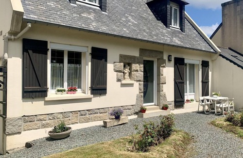 Guerlesquin House | Holiday Home in Guerlesquin near Lake