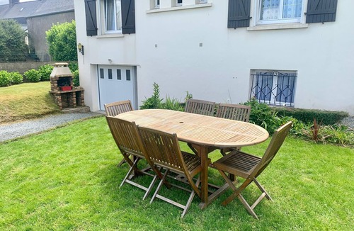 Guerlesquin House | Holiday Home in Guerlesquin near Lake
