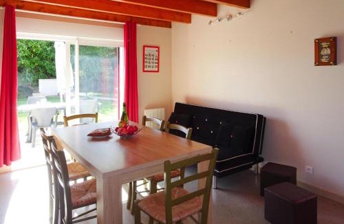 Guerlesquin House | Holiday Home in Guerlesquin near Lake