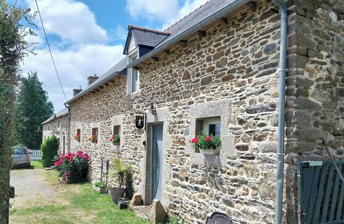 Allineuc House | Holiday Home 'L'abreuvoir Du Leffo' with Private Terrace, Private Garden and Wi-Fi