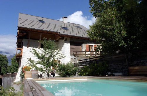 Les Vigneaux House | Holiday Home 'L'Eyssart' with Pool and Mountain View