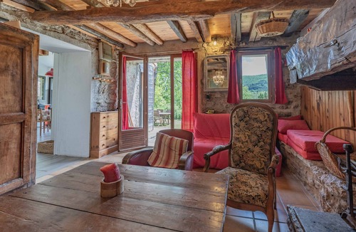Freychenet House | Holiday Home “La Barraço” with Mountain View, Private Terrace & Wi-Fi