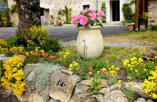 Peyroules House | Holiday Home 'La Bastide Des Moines' with Mountain View, Private Garden and Wi-Fi