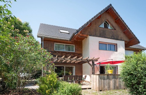 Herrere House | Holiday Home 'La Buena Onda' with Mountain View, Private Terrace and Private Garden