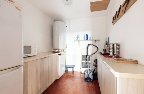 Bandol House | Holiday Home 'La Clavelle' with Mountain View, Private Terrace and Private Garden