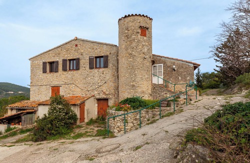 Bandol House | Holiday Home 'La Clavelle' with Mountain View, Private Terrace and Private Garden