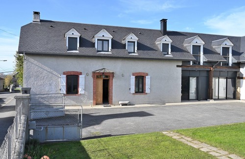 Capvern House | Holiday Home 'La Maison Poulogne' with Mountain View, Private Terrace and Wi-Fi