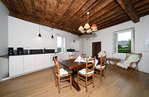 Mauvezin House | Holiday Home 'La Maison Bayle' with Mountain View, Private Garden & Wi-Fi