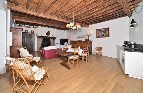 Mauvezin House | Holiday Home 'La Maison Bayle' with Mountain View, Private Garden & Wi-Fi