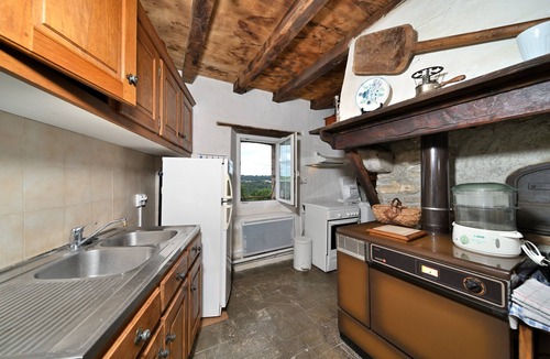 Mauvezin House | Holiday Home 'La Maison Bayle' with Mountain View, Private Garden & Wi-Fi