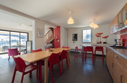 Sers House | Holiday Home 'Le Chalet Des Retrouvailles' with Mountain View, Wi-Fi and Air Conditioning