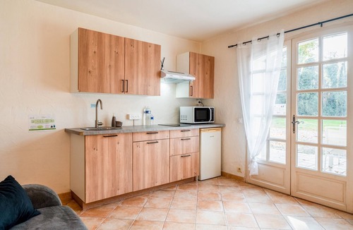 Cabannes House | Holiday Home “Le Gite au Coin du Feu” with Shared Terrace, Wi-Fi & Air Conditioning